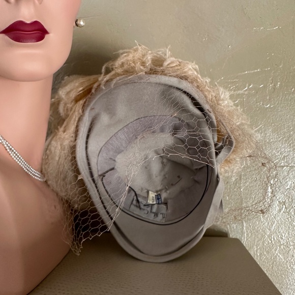 DELIGHTFUL 1940s\' TAUPE TILT HAT - LARGE BEIGE OSTRICH FEATHERS, BROOCH & VEIL main image 5